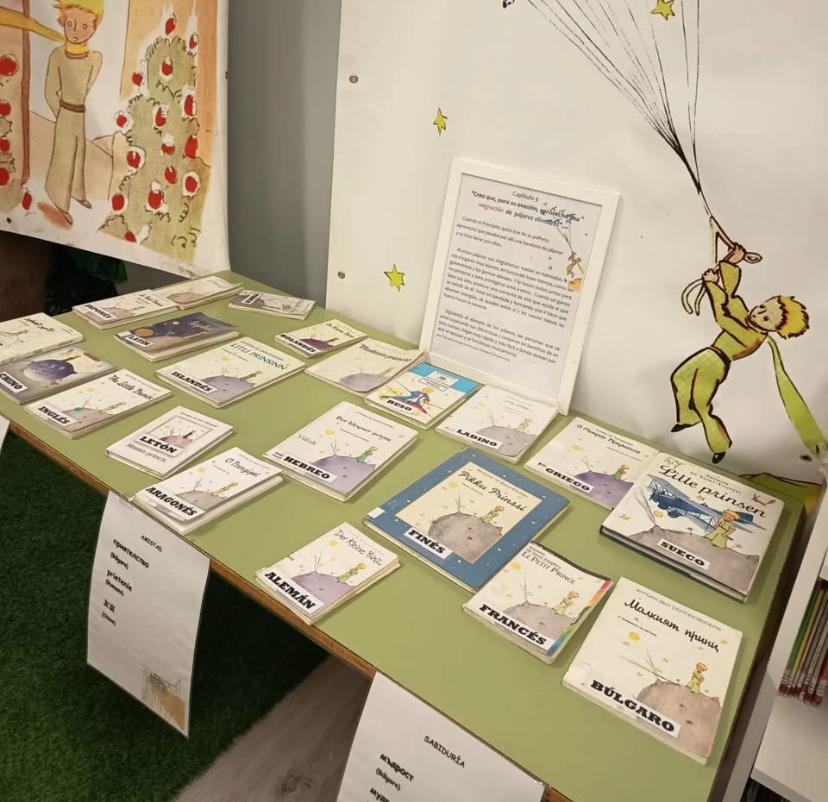 Exposición sobre el Principito en nuestra biblioteca escolar.
