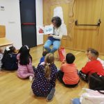 Primero de primaria visita la biblioteca del barrio