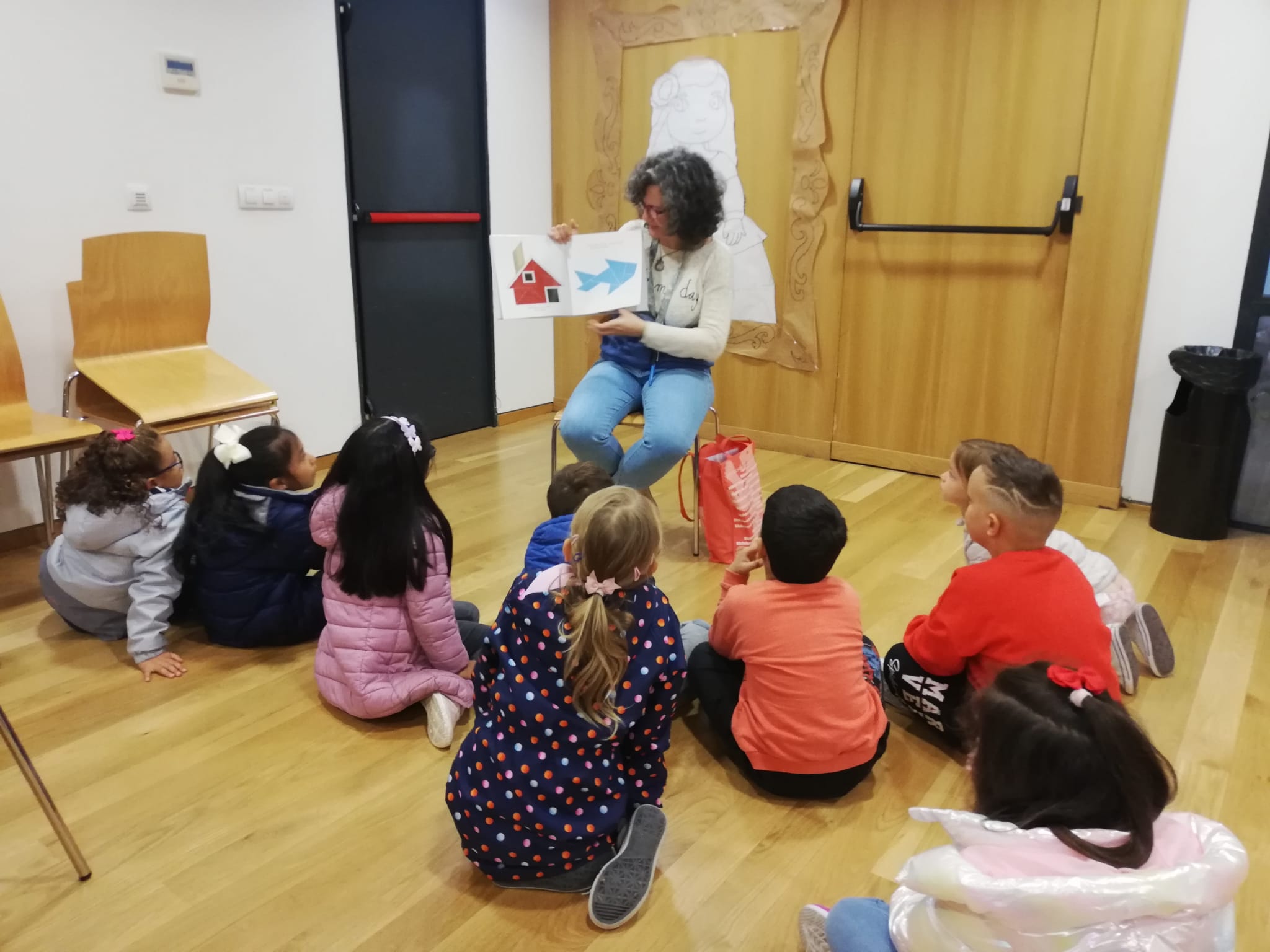 Primero de primaria visita la biblioteca del barrio